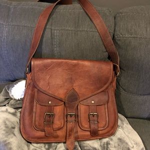 Vintage style crossbody leather bag.